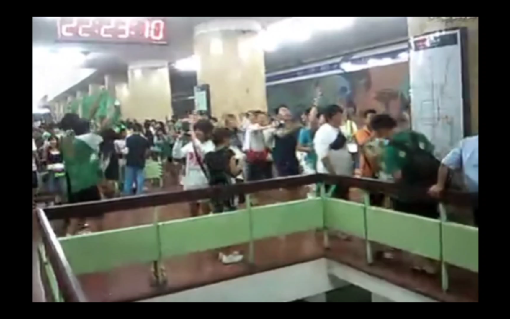 北京国安战胜长沙金德后在地铁内的庆祝 2009中超